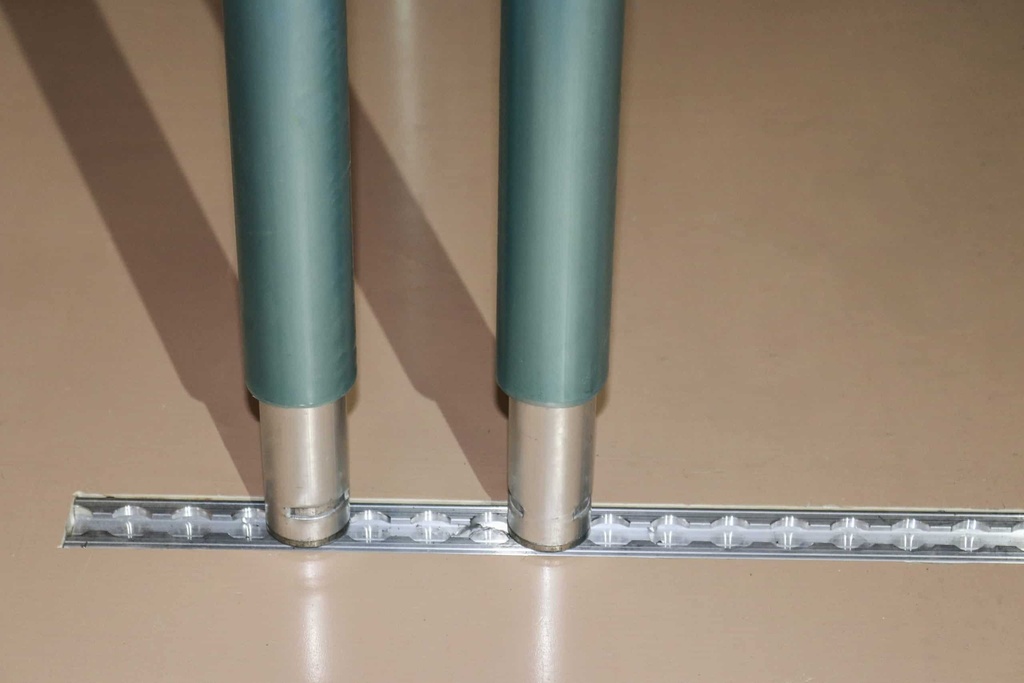 Kit de 4 barres de maintien vertical ALUMINIUM, Revétues Gomme, 1680 à 2050 mm - 2 x 2 Ml de Rail Aluminium Plat RAE/10
