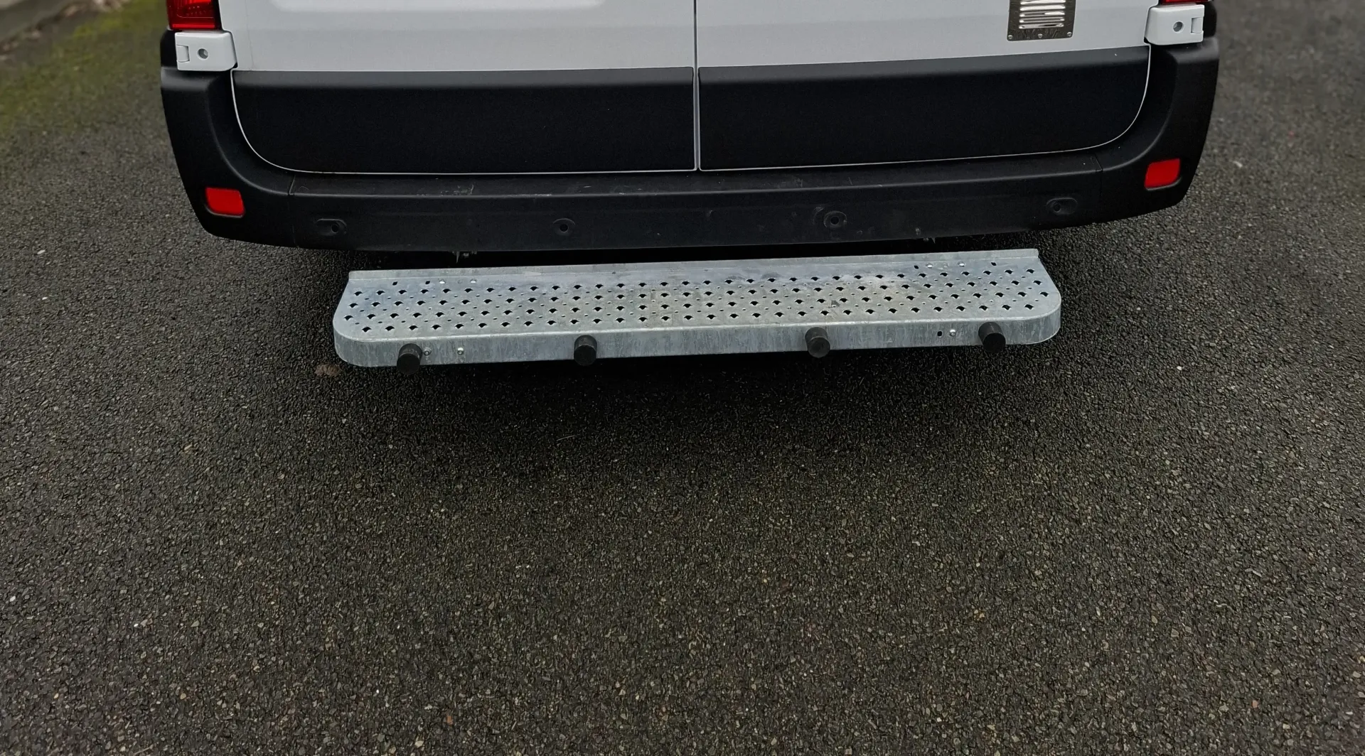 [MAR-NMS1290F] Marchepied arrière, version PRO, Acier Galvanisé avec fixations spécifiques pour RENAULT MASTER dimensions 1400 x 220 mm