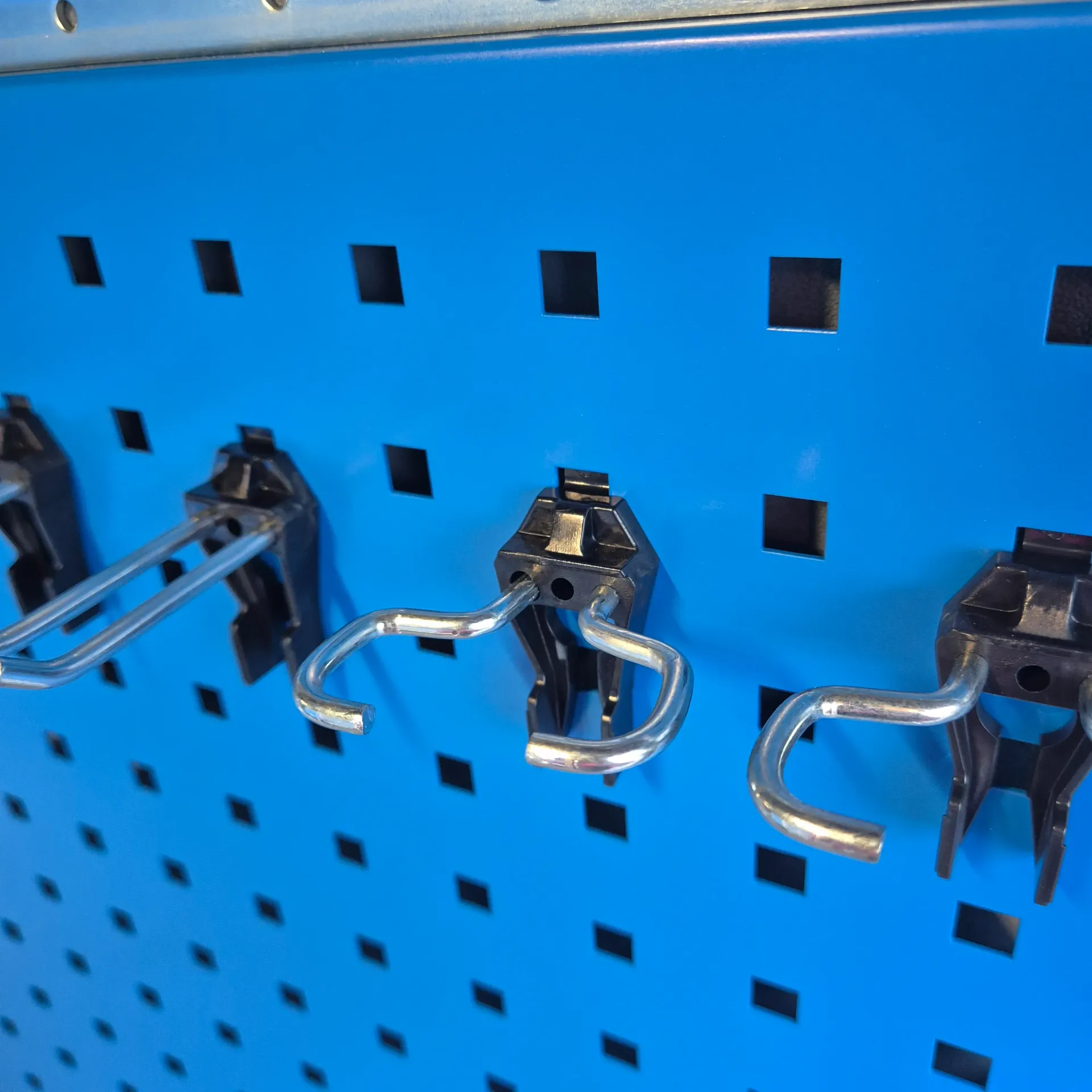 [P1007G] Panneau porte-outils couleur bleu 1000 x 500 mm + lot de 30 crochets