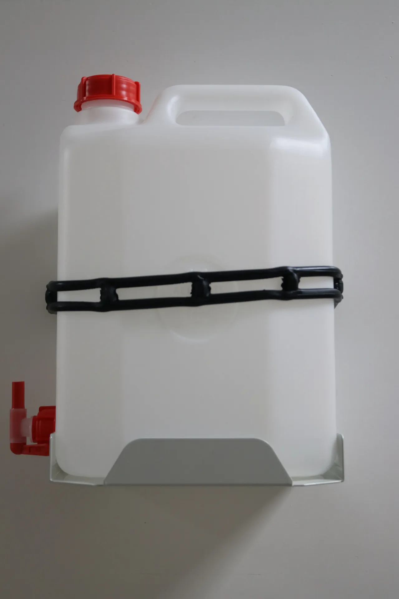 Porte - jerrycan en acier pour jerrycan en plastique 10 L. avec robinet, sangle de maintien et  jerrycan alimentaire 10 L. INCLUS.
