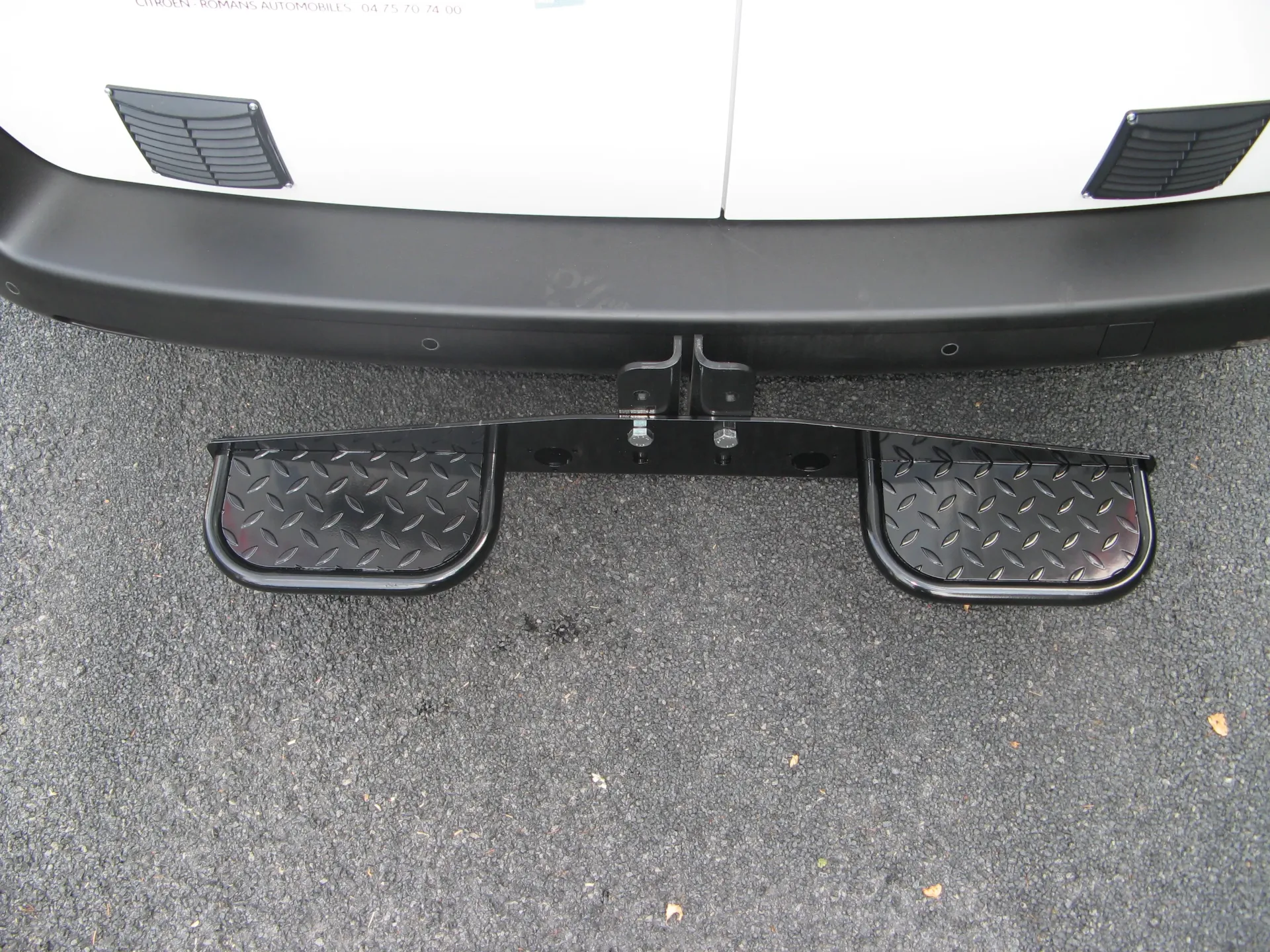 [SMARTECH-100] Marchepied arrière, version Pro, Acier laqué noir, fixations sur attelage, dimensions : 1050 x 200mm 