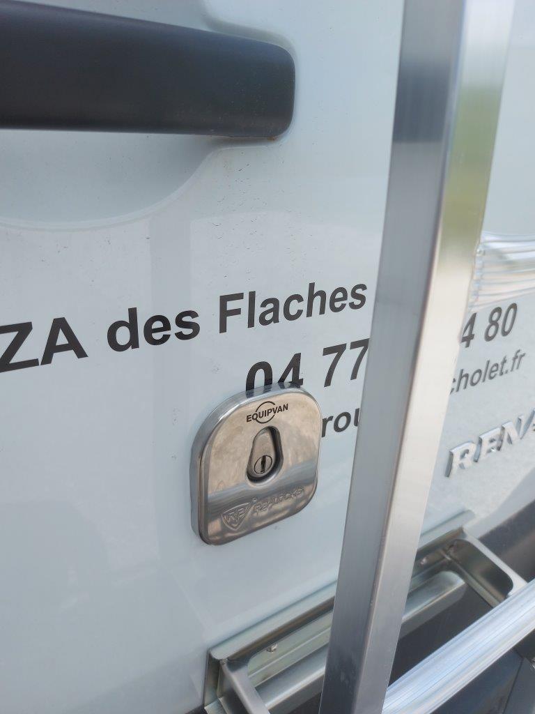 [SSlocks petit volume] Serrure de Securite version Premium, multipoints (3 points arrières + 1 latéral), avec dispositif anti crochetage, anti perçage et tringlerie inox. Livré avec 3 clés brevetées + carte de propriété unique. Même clés pour les 2 portes. Petit volume