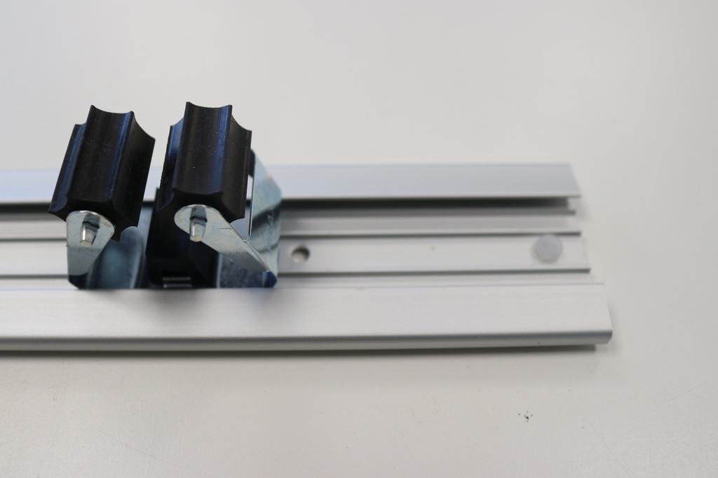 Rail aluminium pour crochets E-CLIP long. 480MM équipé de 4 clips porte-balai Ø 25